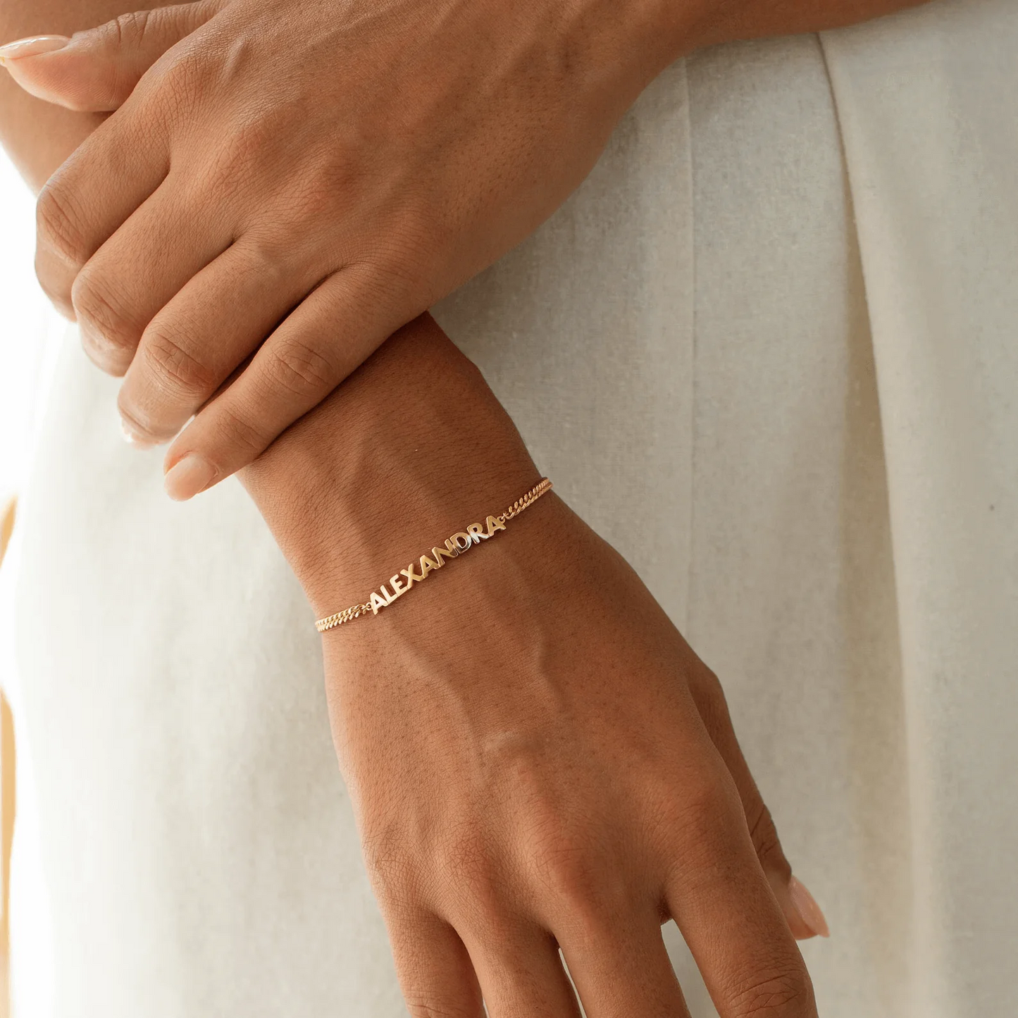 Pulsera personalizada con nombre – Delicada y Exclusiva