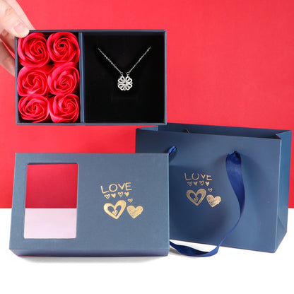 Collier Trèfle à Cœurs + Coffret 6 Roses - Cadeau de Saint-Valentin