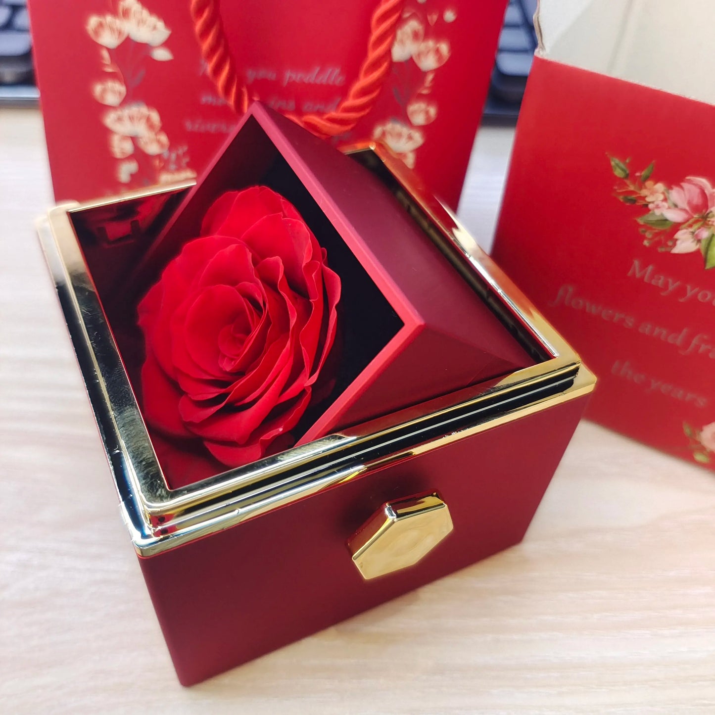 BOÎTE ROSE ÉTERNELLE - AVEC COLLIER PERSONNALISÉ