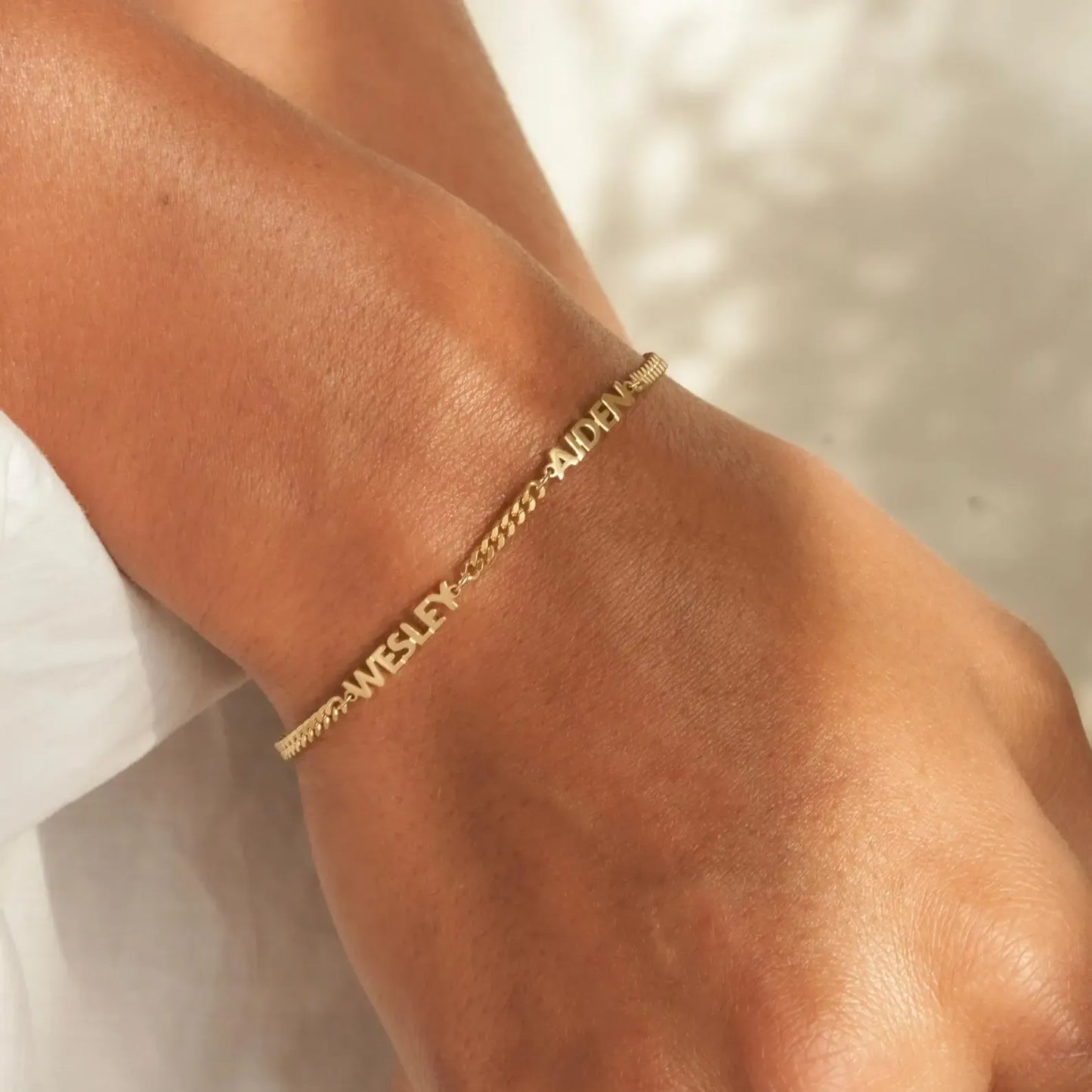 Pulsera personalizada con nombre – Delicada y Exclusiva
